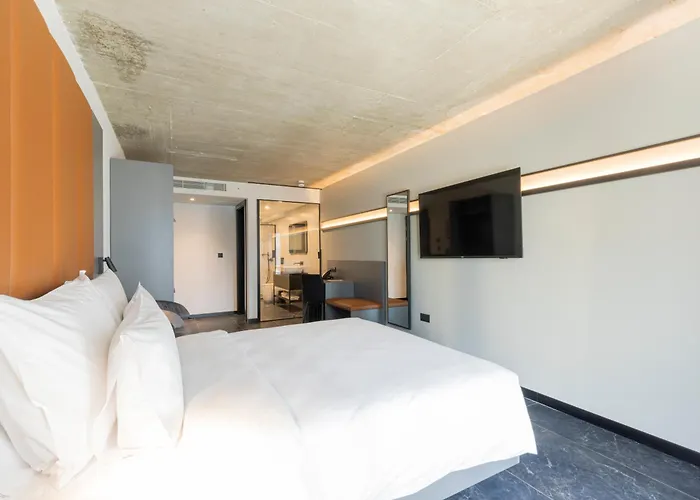 The Londoner Hotel 3*